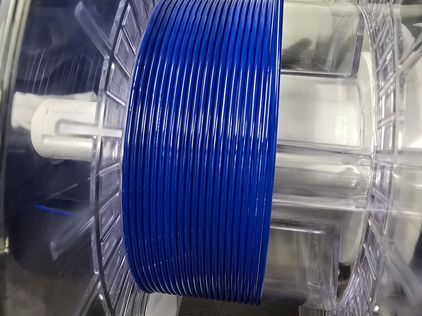 Blaues Filament wird auf eine Spule gewickelt
